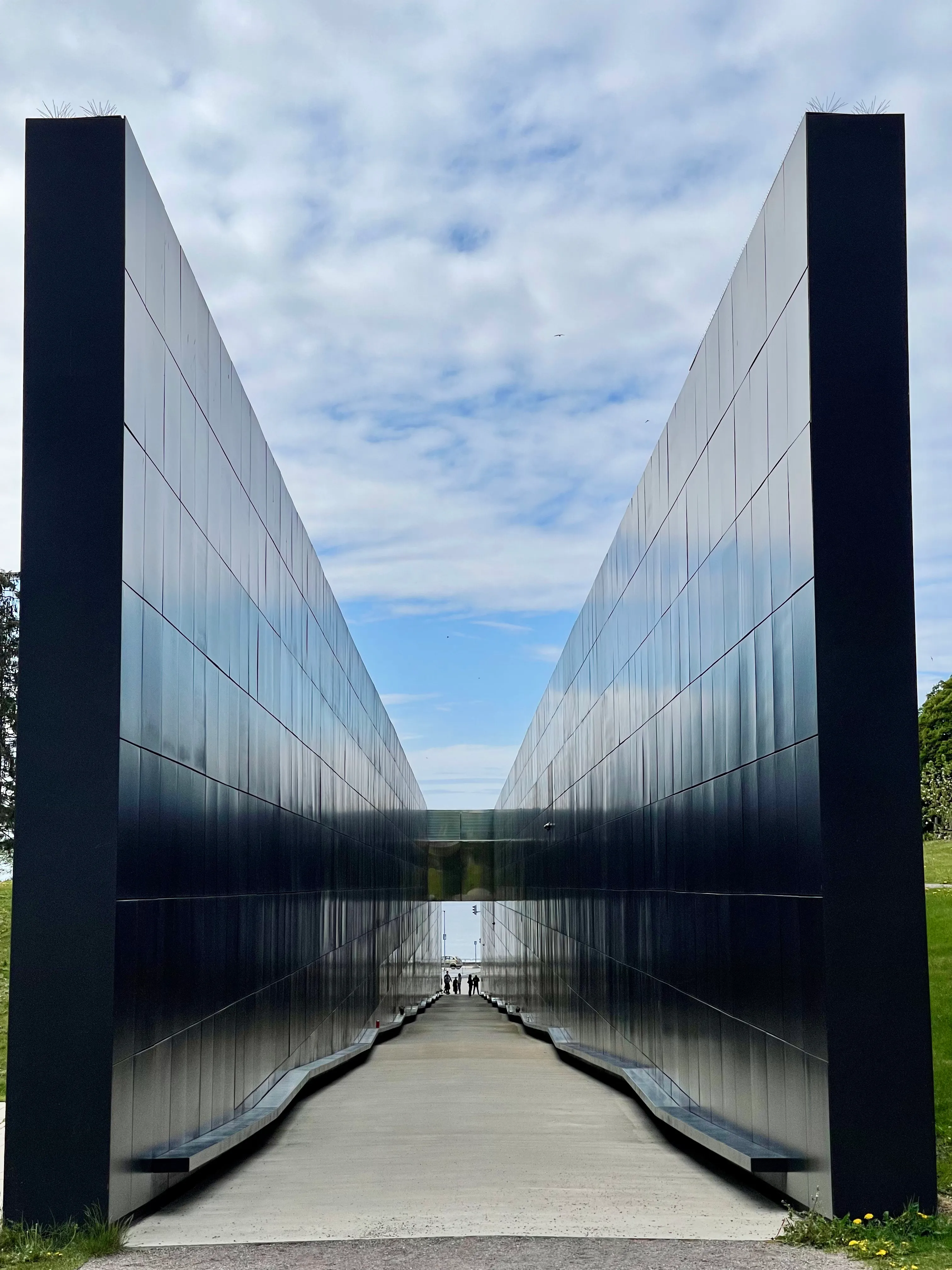 The mirrored black walls of Maarjamäe Memorial